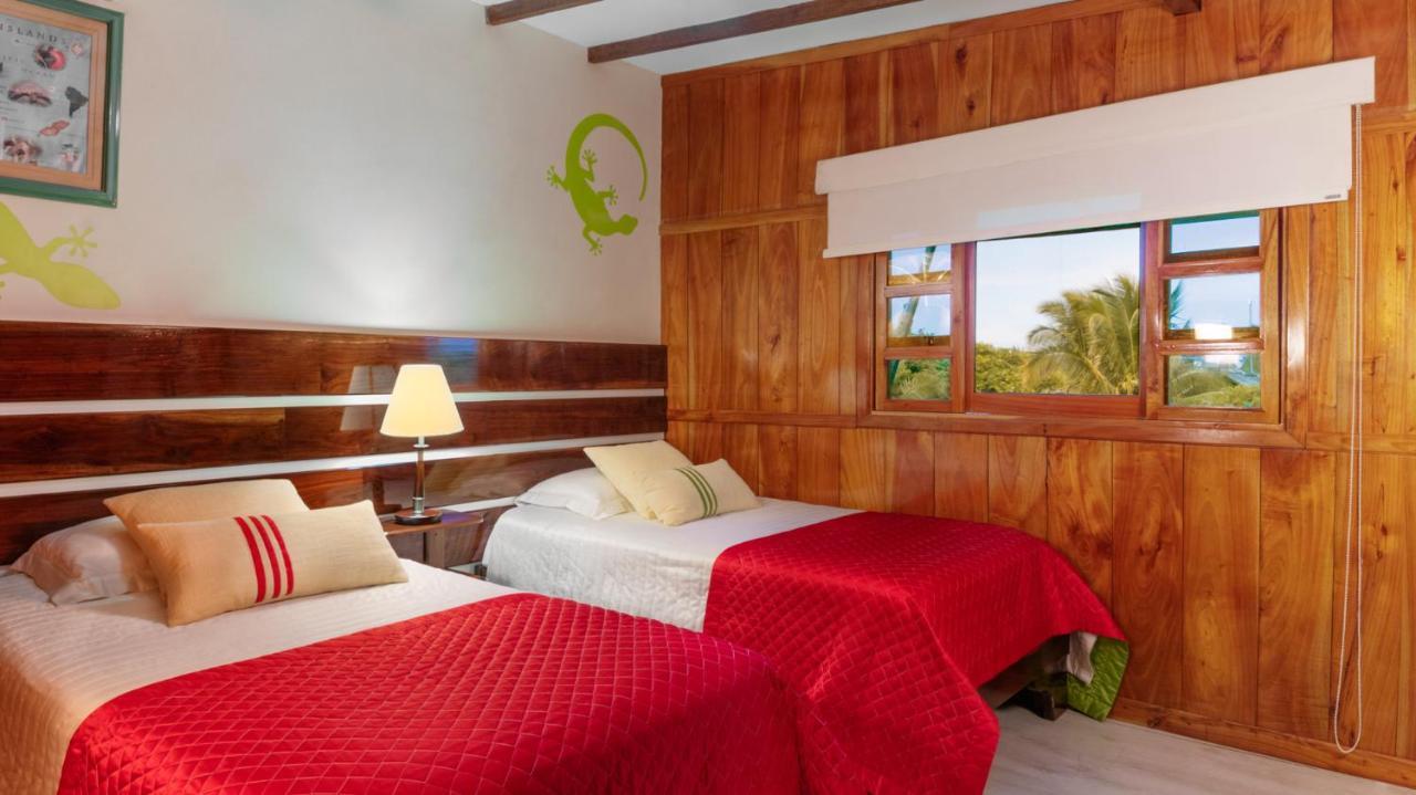 The Wooden House Hotel Puerto Villamil Exterior photo